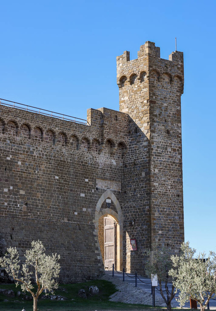 Die Festung aus dem 14. Jahrhundert wurde 1571 von Cosimo I de 'Medici erweitert. Montalcino, Italien - Foto, Bild