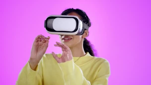 Virtual reality, touch and woman in 3d metaverse in studio isolated on a purple background.VR 、技術、幸せな人は、サイバーファンタジーでゲームを入力し、クリックして、将来の経験のためにスクロールします - 映像、動画