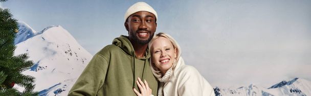 sztandar szczęśliwy kobieta przytulanie z Afryki amerykański chłopak z góry tło, moda zima - Zdjęcie, obraz
