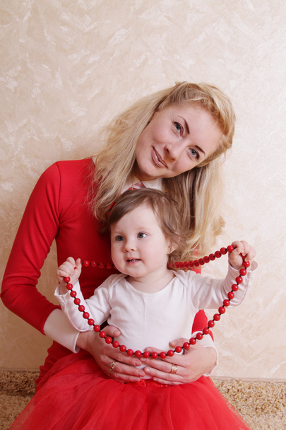 Madre e figlia con perline
 - Foto, immagini