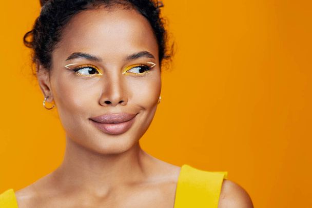 Nainen kauneus afrikkalainen tyyli studio keltainen kosmeettinen iho tilaa meikki kopio kaunis kosmetiikka muotokuva luovat kasvot musta malli värikäs muoti hymy - Valokuva, kuva