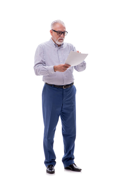 Alter Chef liest Papier isoliert auf Weiß - Foto, Bild