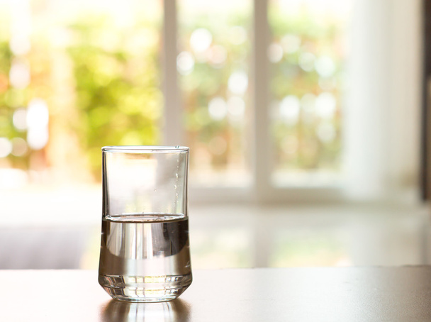 primer plano Vaso de agua sobre la mesa en la sala de estar
 - Foto, imagen
