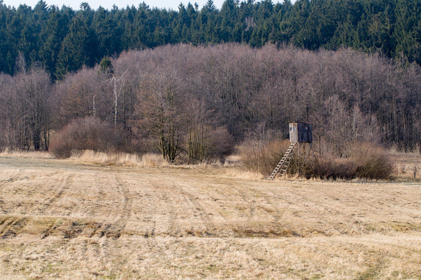 Drewniane myśliwych wysokiego siedzenia, wieża polowanie - Zdjęcie, obraz
