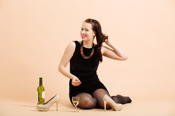 krásná mladá brunetka žena drží sklenici bílého vína - Fotografie, Obrázek