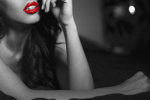 Mujer sexy con labios rojos primer plano en blanco y negro selectivo
 - Foto, Imagen