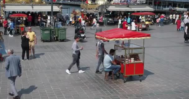 Türkei 12. März 2023. Türkischer Bagel Simit verkauft in einem Lieferwagen auf dem Taksim-Platz . - Filmmaterial, Video