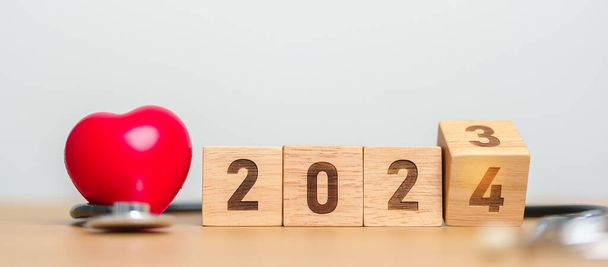 2024 Sağlık, Sigorta, Sağlık ve Tıbbi Konsept İçin Mutlu Yıllar. Masadaki doktorun steteskopu. - Fotoğraf, Görsel