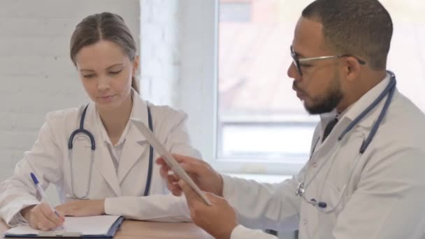 Team di medici multietnici che lavorano insieme in ospedale - Filmati, video