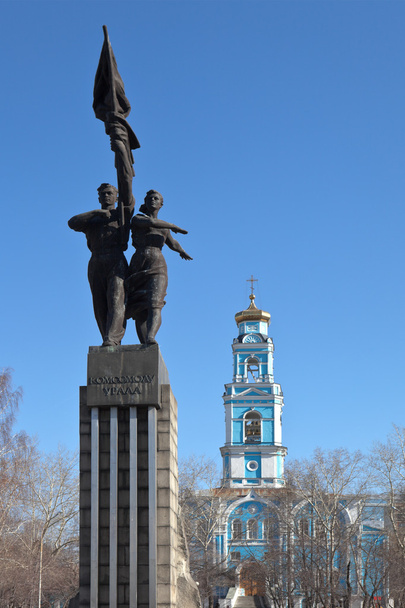 Monumento "Urales Komsomol" y el campanario de la Iglesia de la Ascensión. Ekaterinburg. Rusia
. - Foto, Imagen