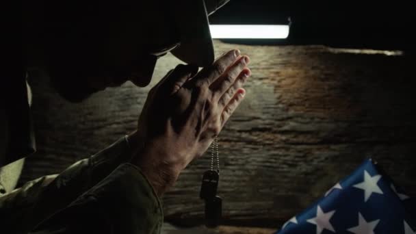 Soldado de EE.UU. rezando en el Día de los Veteranos frente a una bandera .  - Metraje, vídeo