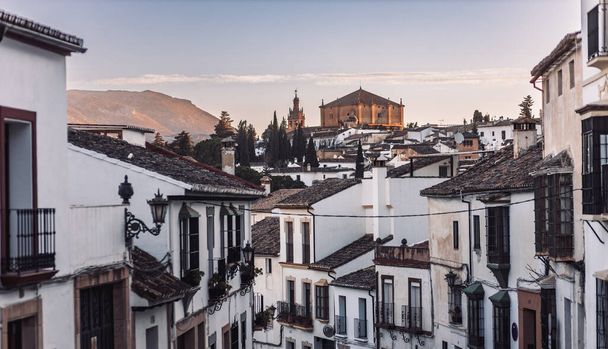 Kilátás a középkori falu Ronda fehér andalúz házak és a gótikus stílusú templom Santuario de Mar a Auxiliadora. Malaga, Spanyolország - Fotó, kép