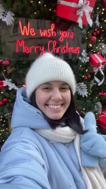 szczęśliwa kobieta biorąc selfie na ulicy miasta urządzone przed sezonem zimowym Bożego Narodzenia - Materiał filmowy, wideo
