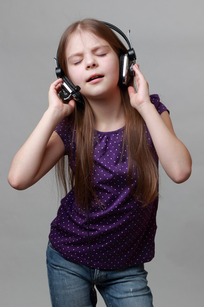 Caucasian kid singing - Фото, изображение
