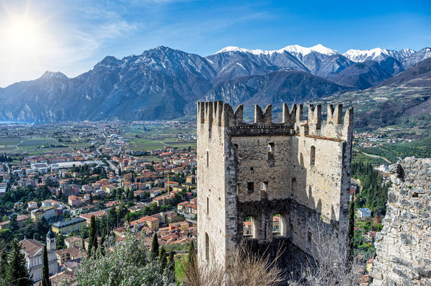 Zadní pohled na hrad Arco se nachází v Arco, v provincii Trento, Itálie - Fotografie, Obrázek