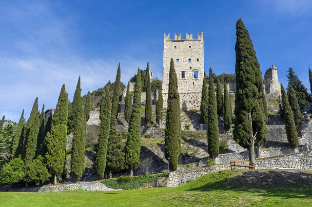Pohled zepředu na hrad Arco, Arco, provincie Trento, Itálie - Fotografie, Obrázek