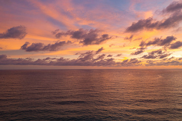 カロンビーチプーケットの日没でエキゾチックなピンクの赤い空 - 写真・画像