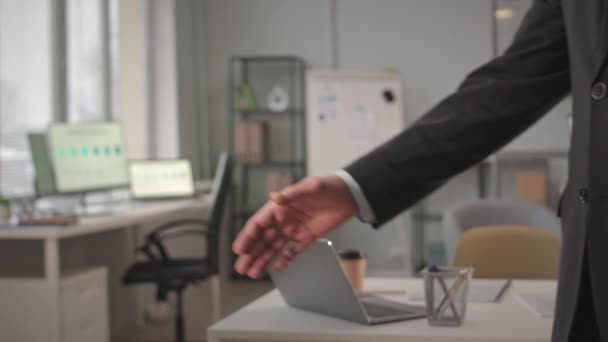 Посредственный словесный снимок двух неузнаваемых многорасовых бизнесменов в формальных костюмах, пожимающих друг другу руки и беседующих в офисе - Кадры, видео