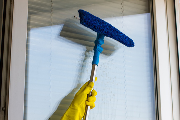 Чистка вікон в жовтих рукавичках
 - Фото, зображення