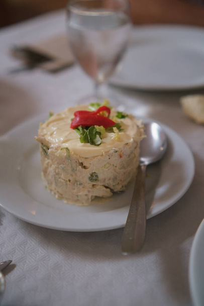 Hagyományos spanyol orosz saláta majonézzel. Tapas élelmiszer. - Fotó, kép