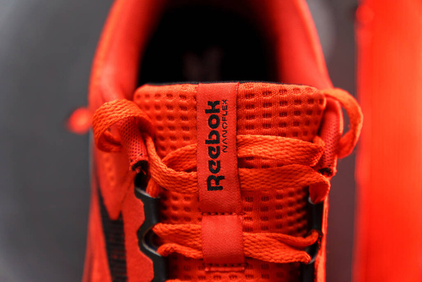 Тюмень, Россия-03 августа 2023: Стильные кроссовки Red Reebok для бега. Модель Nanoflex TR 2.0 - Фото, изображение