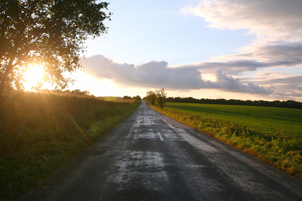 Сільська дорога на луках захід сонця як фон
 - Фото, зображення