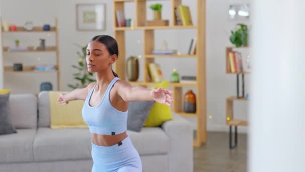 Vrouw, krijger en stretching voor yoga in huis met ademhalingstechniek, balans en flexibel lichaam. Indiase vrouwelijke persoon richten op oefening, fitness of energie om te ademen in de woonkamer voor zen workout. - Video