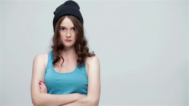 Adolescente chica enojada y tira de una gorra divertida en su cabeza
 - Imágenes, Vídeo