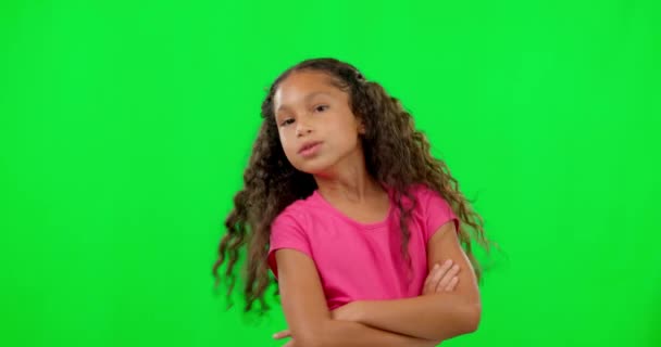 Divat, arc és gyerek a stúdióban zöld képernyő pózol alkalmi, divatos és stílusos gyerekek ruhát. Magabiztos, édes és portré lány modell keresztbe karok elszigetelt chromakey háttér - Felvétel, videó