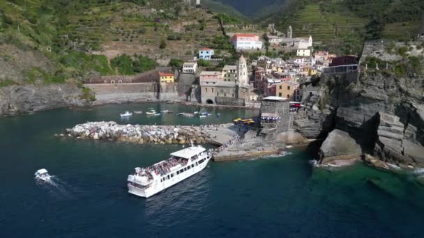 Ευρώπη, Ιταλία, Λιγουρία, Cinque Terre 10-20-23 Drone εναέρια άποψη της Βερνάζας - Το Cinque Terre δημοφιλή τουριστικό αξιοθέατο για τους τουρίστες από όλο τον κόσμο UNESCO Κληρονομιά - τουριστικό πλοίο φεριμπότ - Πλάνα, βίντεο