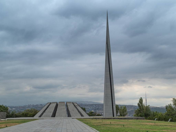 знаменитий величезний пам'ятник вірменського геноциду в Єревані - Фото, зображення