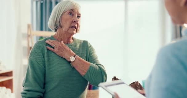 Πόνος στον ώμο, δισκίο ή φυσιοθεραπευτής που συμβουλεύει ηλικιωμένη γυναίκα για τραυματισμό, τσεκάπ ή υποστήριξη κατά τη συνταξιοδότηση. Ηλικιωμένοι που μιλούν, ιατροί ή ηλικιωμένοι που μιλούν για φυσιοθεραπεία αποκατάστασης. - Πλάνα, βίντεο