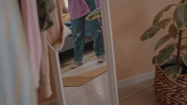Радісна афроамериканська дівчина дев'ятнадцять генів z танцює енергійно перед дзеркалом у своїй спальні і слухає музику в навушниках - Кадри, відео