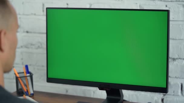 Hombre mirando la computadora de escritorio de pantalla verde. Tecla de Chrome en pantalla - Metraje, vídeo