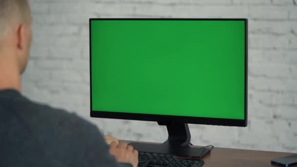 Mann tippt auf Tastatur und schaut auf Green Screen Computer.Chrome-Taste auf dem Display - Filmmaterial, Video