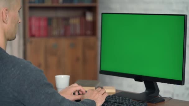  Man typen op toetsenbord en kijken naar Green Screen Computer.Chrome-toets op het display - Video