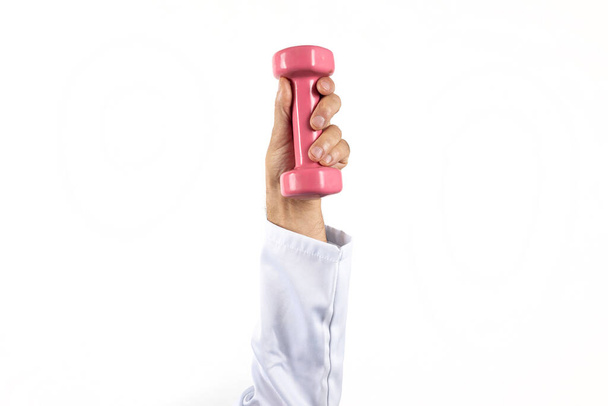 ręka fizjoterapeuty o różowej wadze symbolizującej znaczenie opieki i rehabilitacji - Zdjęcie, obraz