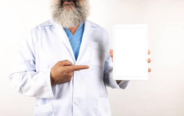 lekarz wskazuje palcem na ekran tabletki - Zdjęcie, obraz