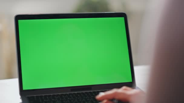 Αγνώριστη γυναίκα που δουλεύει στο mockup laptop στο γραφείο του σπιτιού από κοντά. Lady χέρια κύλιση υπολογιστή touchpad ψάχνει πληροφορίες στο διαδίκτυο σε εσωτερικούς χώρους. Άγνωστη επιχειρηματίας που χρησιμοποιεί πράσινη συσκευή οθόνης - Πλάνα, βίντεο