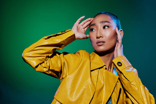 Glamour nainen tumma meikki elin eloisa nainen aasialainen keltainen neon kauneus tehdä vihreä violetti monivärinen malli hoikka studio värikäs muoti ylös trendikäs valo korkea disko - Valokuva, kuva