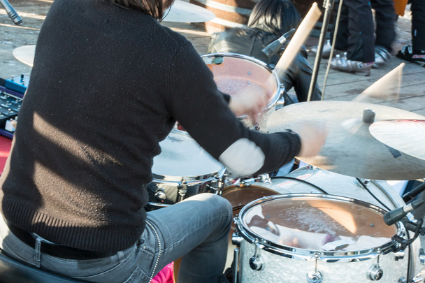 черный барабанщик во время концерта на открытом воздухе: вид сзади
 - Фото, изображение