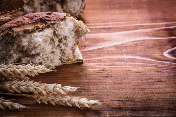 Sliced bread and ears of rye - Foto, Imagen
