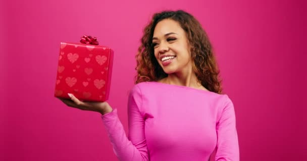 Hermosa joven posa con caja de regalo estudio rosa, San Valentín o aniversario. Imágenes de alta calidad 4k - Metraje, vídeo