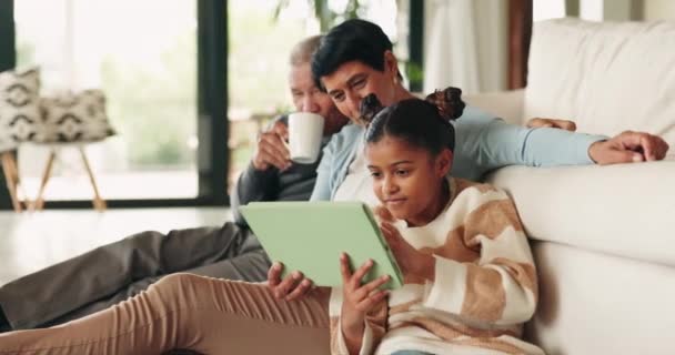 Tablet, παππούδες και το κορίτσι στο σπίτι σαλόνι για μάθηση, συγκόλληση και ευτυχισμένη οικογένεια μαζί στο πάτωμα. Παιδί, γιαγιά και παππούς με τεχνολογία για internet, social media ή παιχνίδι με καφέ. - Πλάνα, βίντεο