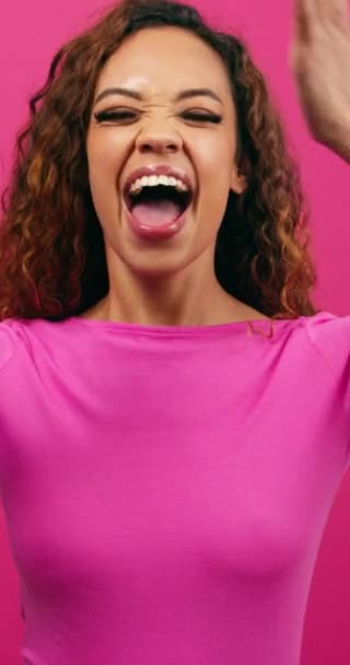 Smějící se žena zakrývá oči jako překvapení pro Valentýna, růžové studio. Vysoce kvalitní 4K záběry - Záběry, video