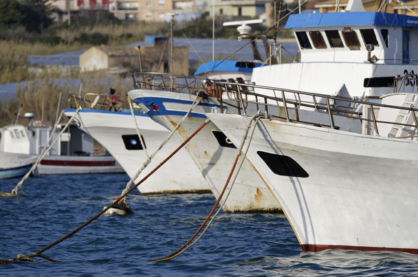 Barcos de pesca de madeira no porto
 - Foto, Imagem