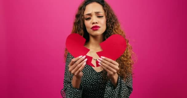 Zlomené srdce mladá žena drží kousky po rozchodu, rozvod. Vysoce kvalitní 4K záběry - Záběry, video