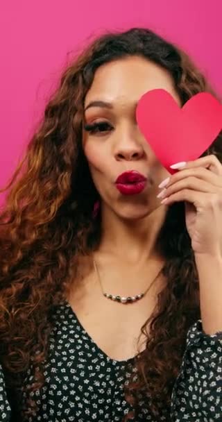 Leuke multi-etnische vrouw poseert met papieren hartjes, symbool van liefdesstudio Valentine. Hoge kwaliteit 4k beeldmateriaal - Video