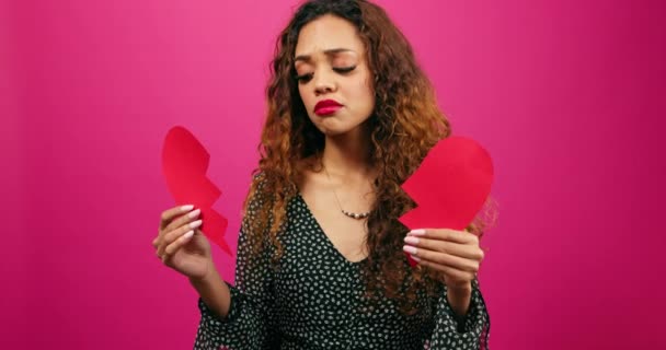 Молодая женщина с разбитым сердцем держит кусочки после разрыва, развода. Высококачественные 4k кадры - Кадры, видео