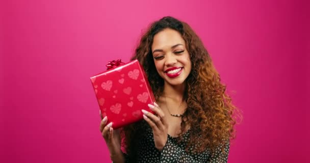 Bella giovane donna posa con scatola regalo rosa studio, San Valentino o anniversario. Filmati 4k di alta qualità - Filmati, video